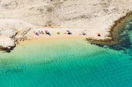 Písčitooblázková pláž Prnjica, ostrov Pag, Chorvatsko 