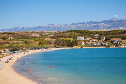 Pláž Caska, ostrov Pag, Chorvatsko 