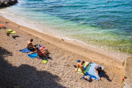 Apartmány Lelica - oblázková pláž před domem, Živogošče - Mala Duba, Makarská riviéra, Chorvatsko