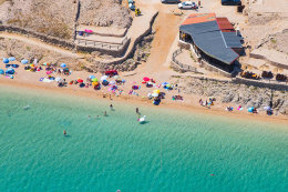 Písčitooblázková pláž Čista plaža - letecký pohled, ostrov Pag, Chorvatsko