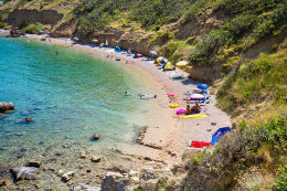 Pag-Bošana - písčitooblázková pláž, ostrov Pag, Chorvatsko