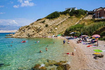 Pag-Bošana - písčitooblázková pláž, ostrov Pag, Chorvatsko