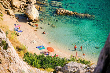 Pag-Bošana - písčitooblázková pláž, ostrov Pag, Chorvatsko