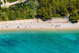 Orebič - písčitooblázková pláž Trstenica - letecký pohled, Pelješac, Chorvatsko