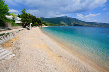 Písčitooblázková pláž Trstenica, Orebić, poloostrov Pelješac