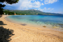 Písčitooblázková pláž Trstenica, Orebić, poloostrov Pelješac