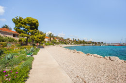 Orebič - promenáda podél pláže, poloostrov Pelješac, Chorvatsko