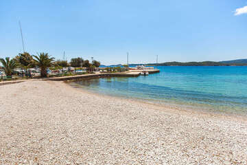 Orebič - pláž v centru, poloostrov Pelješac, Chorvatsko