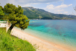 Písčitooblázková pláž Trstenica, Orebić, poloostrov Pelješac