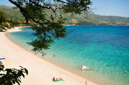 Písčitooblázková pláž Trstenica, Orebić, poloostrov Pelješac