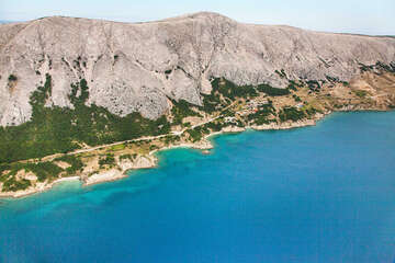 Pag-Bošana - letecký pohled na písčitooblázkovou pláž, ostrov Pag, Chorvatsko