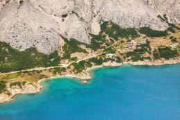 Pag-Bošana - letecký pohled na písčitooblázkovou pláž, ostrov Pag, Chorvatsko