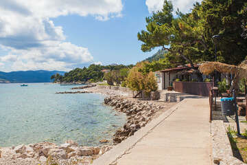 Orebič - promenáda podél pláže, Pelješac, Chorvatsko