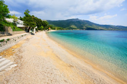 Orebič - písčitooblázková pláž Trstenica - letecký pohled, Pelješac, Chorvatsko