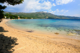 Orebič - písčitooblázková pláž Trstenica - letecký pohled, Pelješac, Chorvatsko