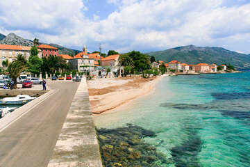 Orebič - pláž v centru, Pelješac, Chorvatsko