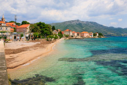 Orebič - pláž ve městě, Pelješac, Chorvatsko