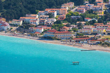 Baška - letecký pohled na pláž Vela plaža, ostrov Krk, Chorvatsko