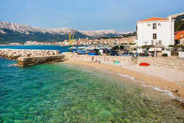 Baška - menší pláže v severní části letoviska, ostrov Krk, Chorvatsko