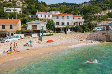 Baška - menší pláže v severní části letoviska, ostrov Krk, Chorvatsko