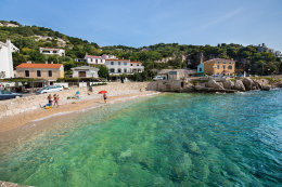 Baška - menší pláže v severní části letoviska, ostrov Krk, Chorvatsko