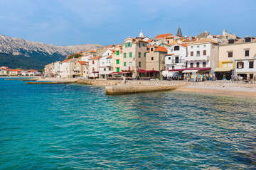 Baška - menší pláže v severní části letoviska, ostrov Krk, Chorvatsko