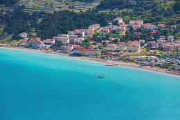 Baška - letecký pohled na pláž Vela plaža, ostrov Krk, Chorvatsko