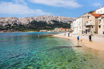 Baška - menší pláže v severní části letoviska, ostrov Krk, Chorvatsko
