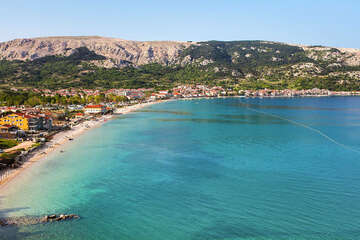 Baška - letecký pohled na pláž Vela plaža, ostrov Krk, Chorvatsko