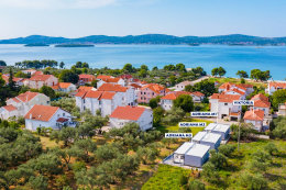 Mobilhome Adriana - pohled na mobilhome a vzdálenost od pláže, Sv. Filip i Jakov, Zadarská riviéra, Chorvatsko