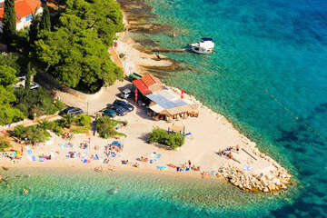 Apartmán Racek - letecký pohled na oblázkovou pláž 60 m od domu, Maslinica, ostrov Šolta, Chorvatsko