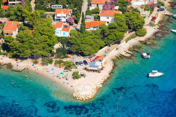 Apartmán Racek - letecký pohled na oblázkovou pláž 60 m od domu, Maslinica, ostrov Šolta, Chorvatsko