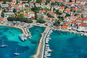 Novalja - letecký pohled, ostrov Pag, Chorvatsko