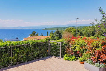 Apartmány František - pohled za terasy na moře, Njivice, ostrov Krk, Chorvatsko