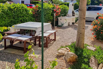 Apartmány František - gril s posezením u domu, Njivice, ostrov Krk, Chorvatsko