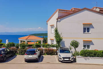 Apartmány František - parkoviště u domu, Njivice, ostrov Krk, Chorvatsko