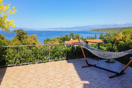 Apartmány František - houpací síť na společné terase s výhledem na moře, Njivice, ostrov Krk, Chorvatsko