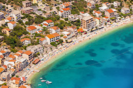 Letovisko Igrane - oblázková pláž v centru, letecký pohled, Makarská riviéra, Chorvatsko