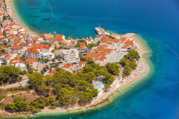 Letovisko Igrane - oblázkové pláže, letecký pohled, Makarská riviéra, Chorvatsko