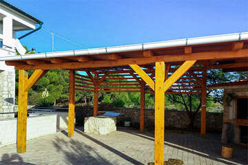 Apartmány Osama - nová pergola u domu, zátoka u Povljany, ostrov Pag, Chorvatsko