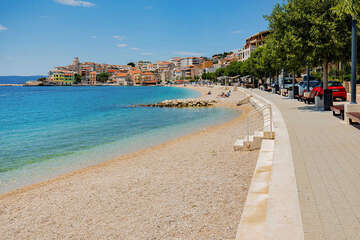 Letovisko Igrane - oblázková pláž v centru, Makarská riviéra, Chorvatsko