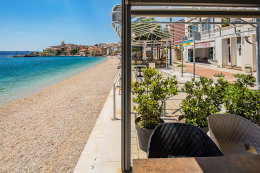 Letovisko Igrane - oblázková pláž v centru, Makarská riviéra, Chorvatsko