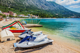 Letovisko Igrane - oblázková pláž v centru, Makarská riviéra, Chorvatsko