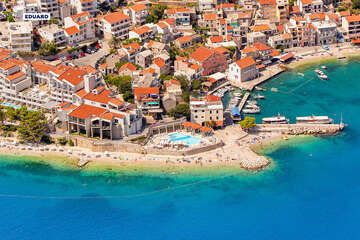 Letovisko Igrane - oblázková pláž pod hotelem - letecký pohled, Makarská riviéra, Chorvatsko