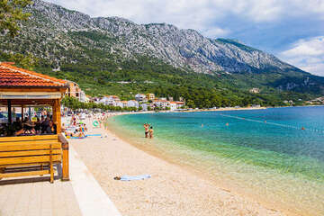 Letovisko Igrane - oblázková pláž v centru, Makarská riviéra, Chorvatsko