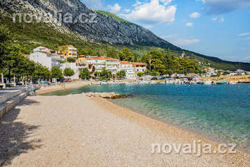 Letovisko Igrane - oblázková pláž v centru, Makarská riviéra, Chorvatsko