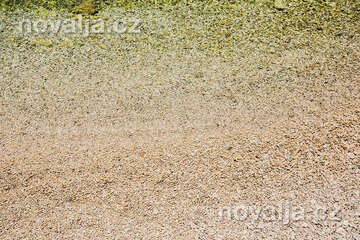 Letovisko Igrane - detail oblázkové pláže v centru, Makarská riviéra, Chorvatsko