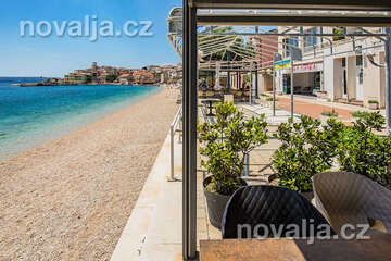 Letovisko Igrane - oblázková pláž v centru, Makarská riviéra, Chorvatsko