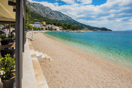 Letovisko Igrane - oblázková pláž v centru, Makarská riviéra, Chorvatsko