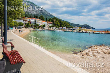 Letovisko Igrane - oblázková pláž v centru, Makarská riviéra, Chorvatsko